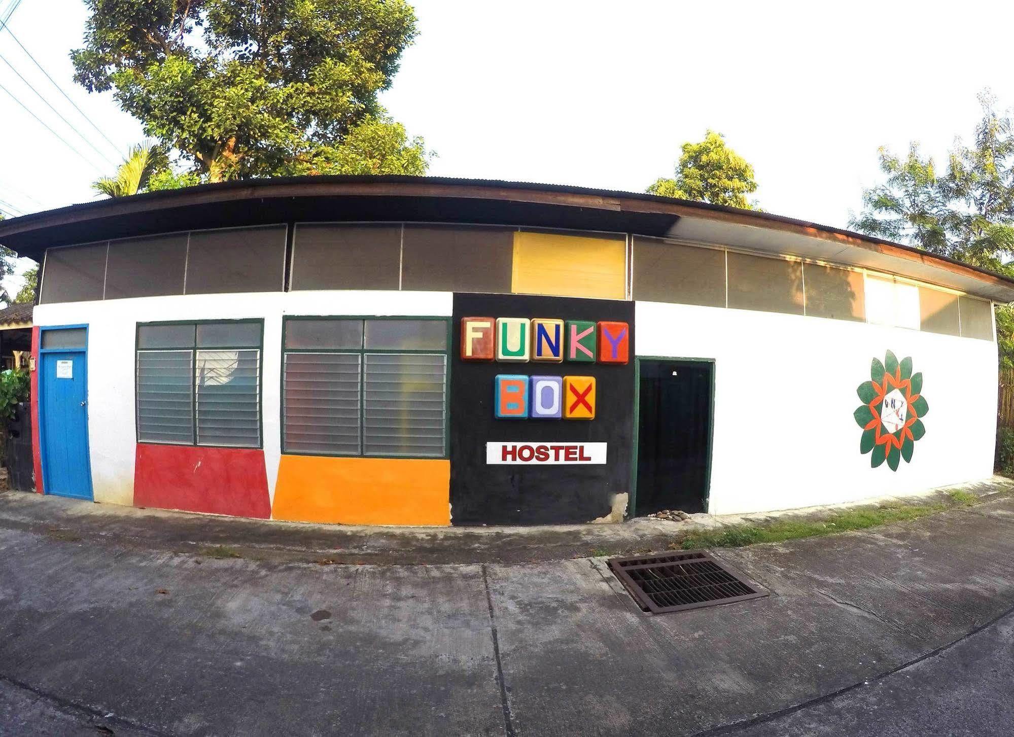 צ'יאנג קונג Funky Box Hostel מראה חיצוני תמונה
